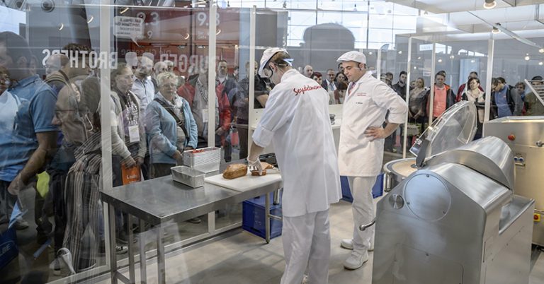 Publikumsmagnet glaeserne Wurstkueche