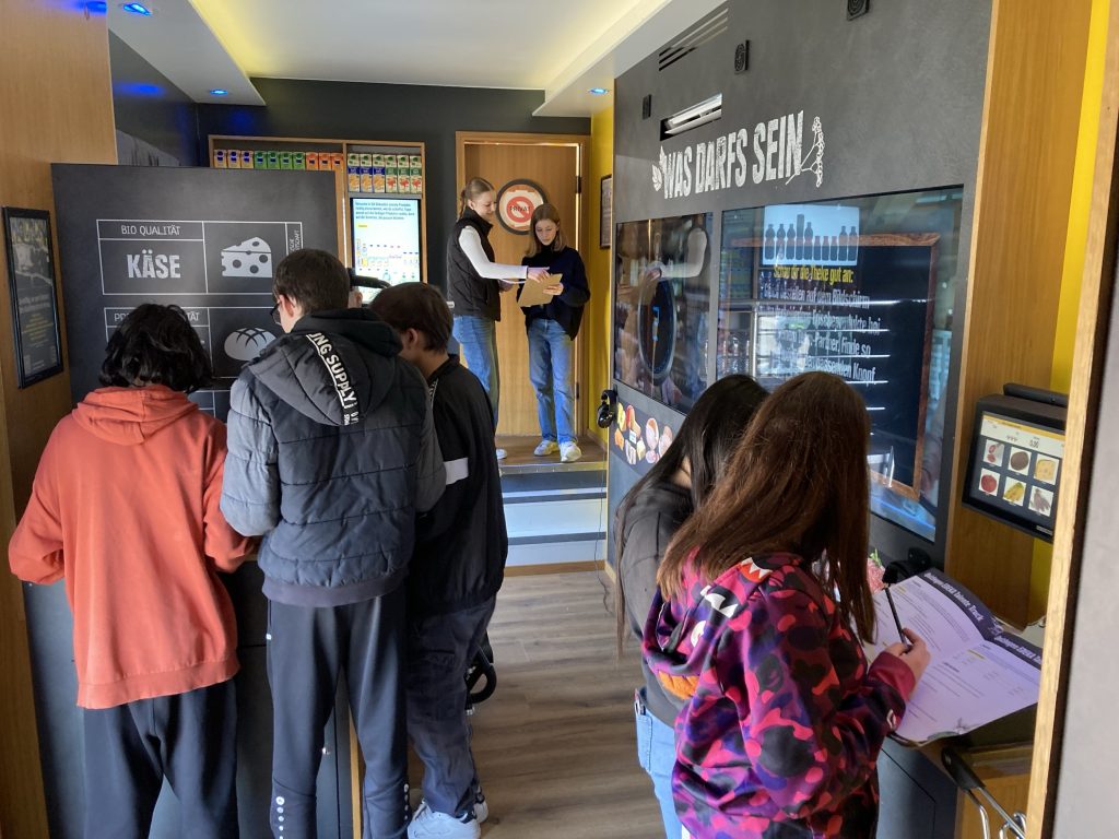 Der Edeka Talente Truck stoppte beim Edeka Center Ehlers in Soltau und ermöglichte Schülern Einblicke in die Ausbildungsmöglichkeiten bei Edeka.